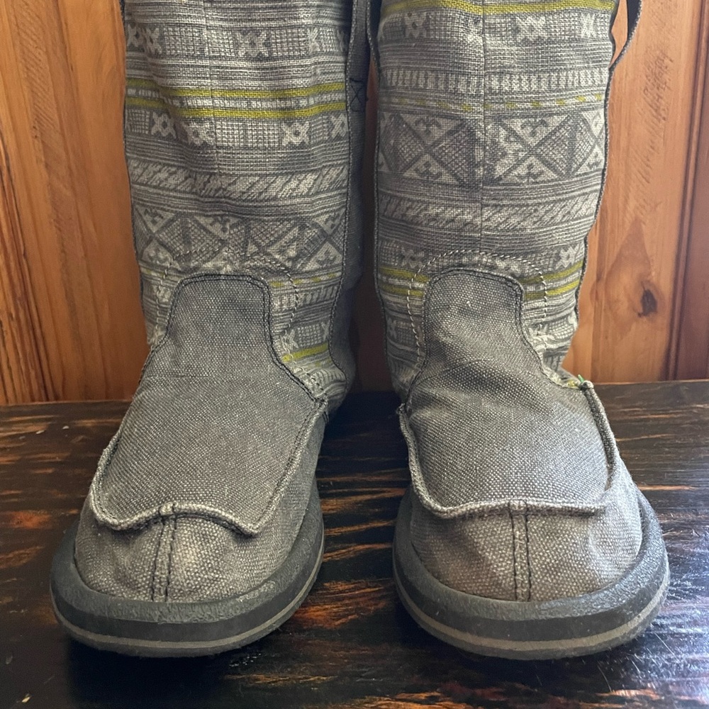 Sanuk Boho Boots Size 9